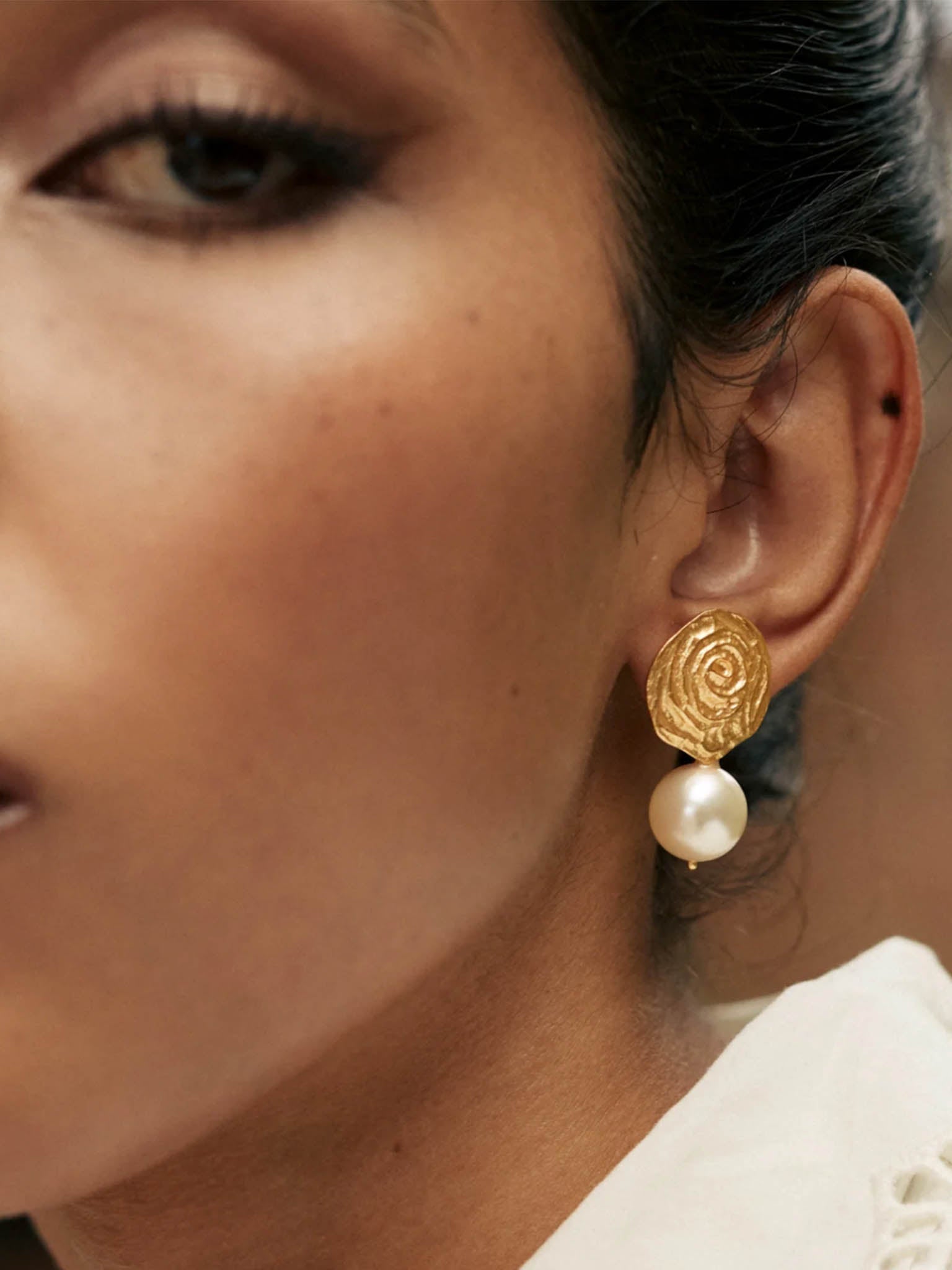 Close Up side of ladies face and ear with Carousel Jewels Wave and Pearl Earring on